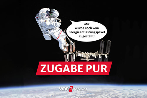 Satirische Fotomontage - Ein Astronaut schwebt vor der Raumstation iSS und sagt in einer Sprechblase: Mir wurde noch kein Energieentlastungspaket zugestellt! WDR 2 Zugabe Pur - Die Satire-Show mit Christoph Tiemann